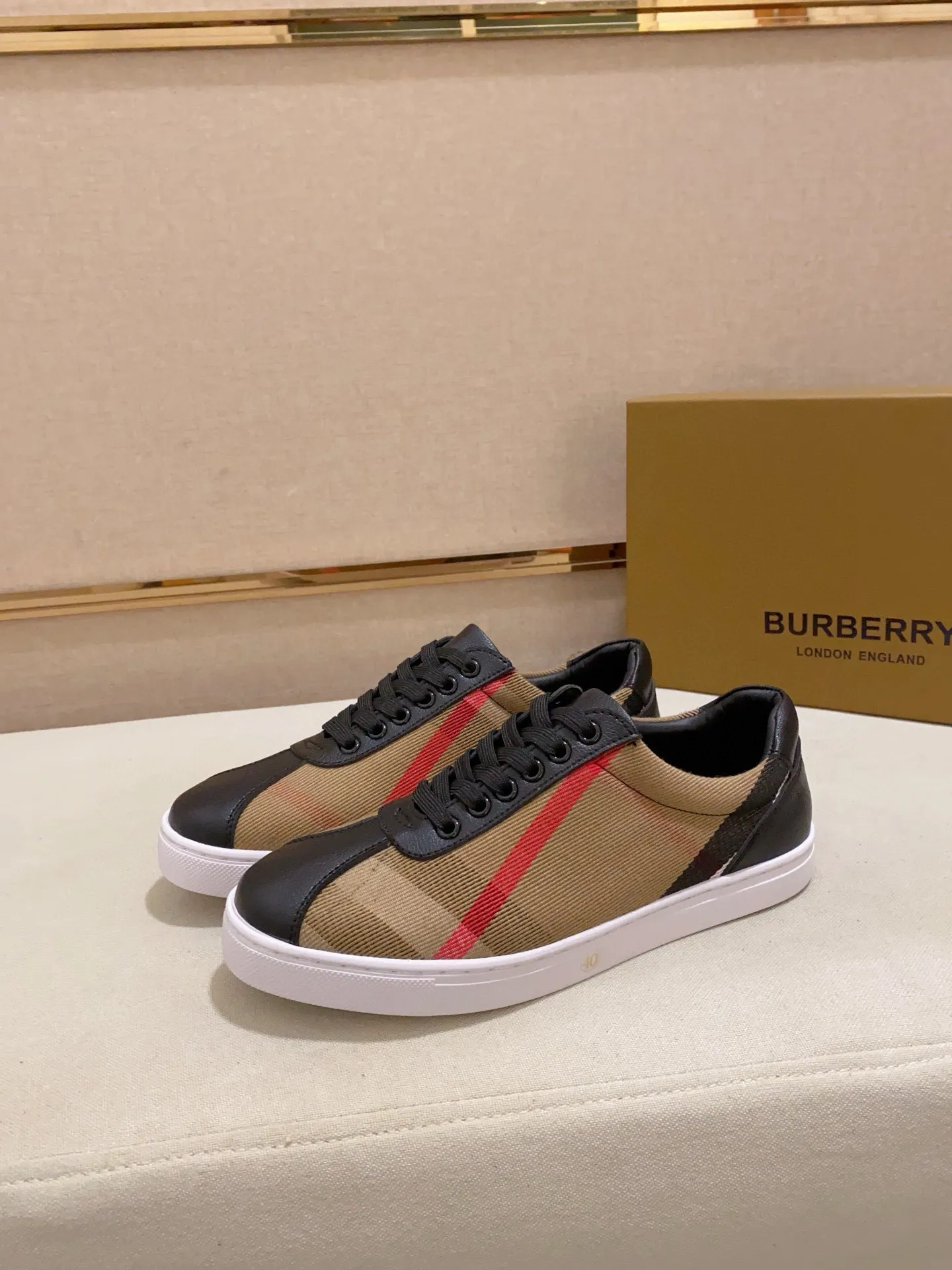 Men's shoes 💰: 400💰🥳◾️▫️The new Burberry men's classic low-top sneakers are reinterpreted with Vintage retro plaid cotton material and calfskin, decorated with a new brand logo. First-layer sheepskin lining, embossed Burberry logo on the heel, and original TPU outsole! Code number: 38-44. Can be customized45